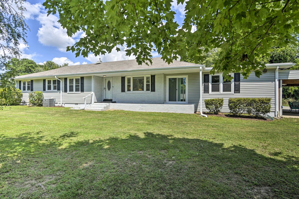 Serene Home on Pond - 5 Mi to Dtwn Greensboro