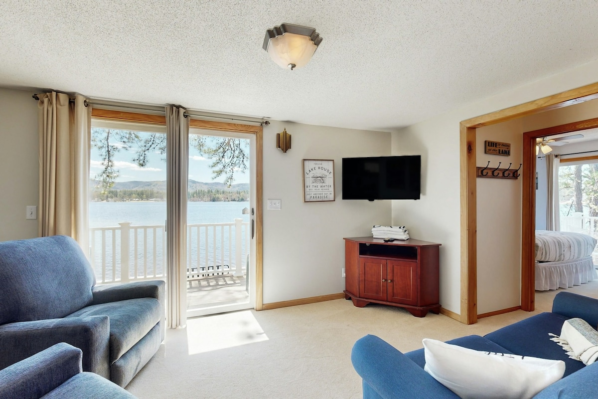 Tranquil 2BR Lakefront | Balcony | Firepit