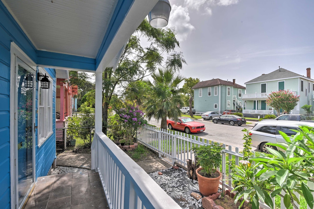 Bright Galveston Bungalow: 1/2 Mi to Pleasure Pier