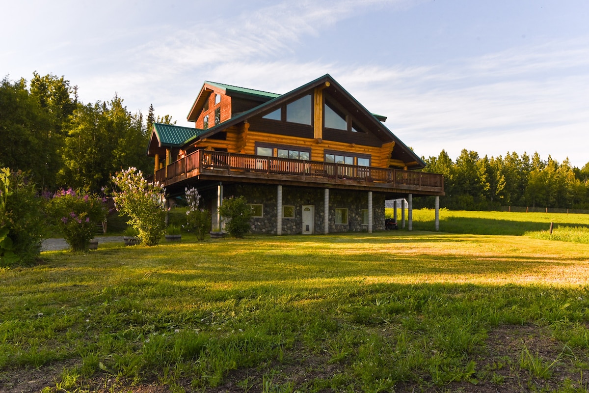 Legacy Mountain Lodge on 40-Acre Ranch ，带景观！