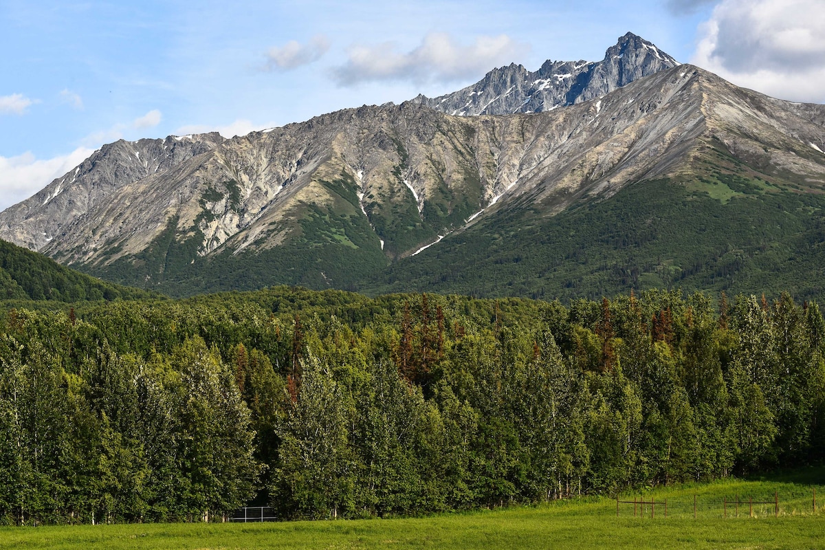 Legacy Mountain Lodge on 40-Acre Ranch ，带景观！