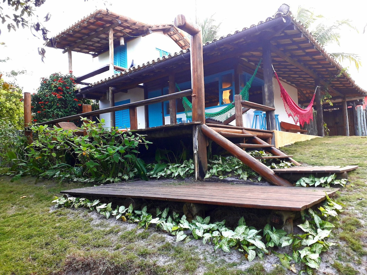 Casa rústico-chique com deck enorme e lindo jardim
