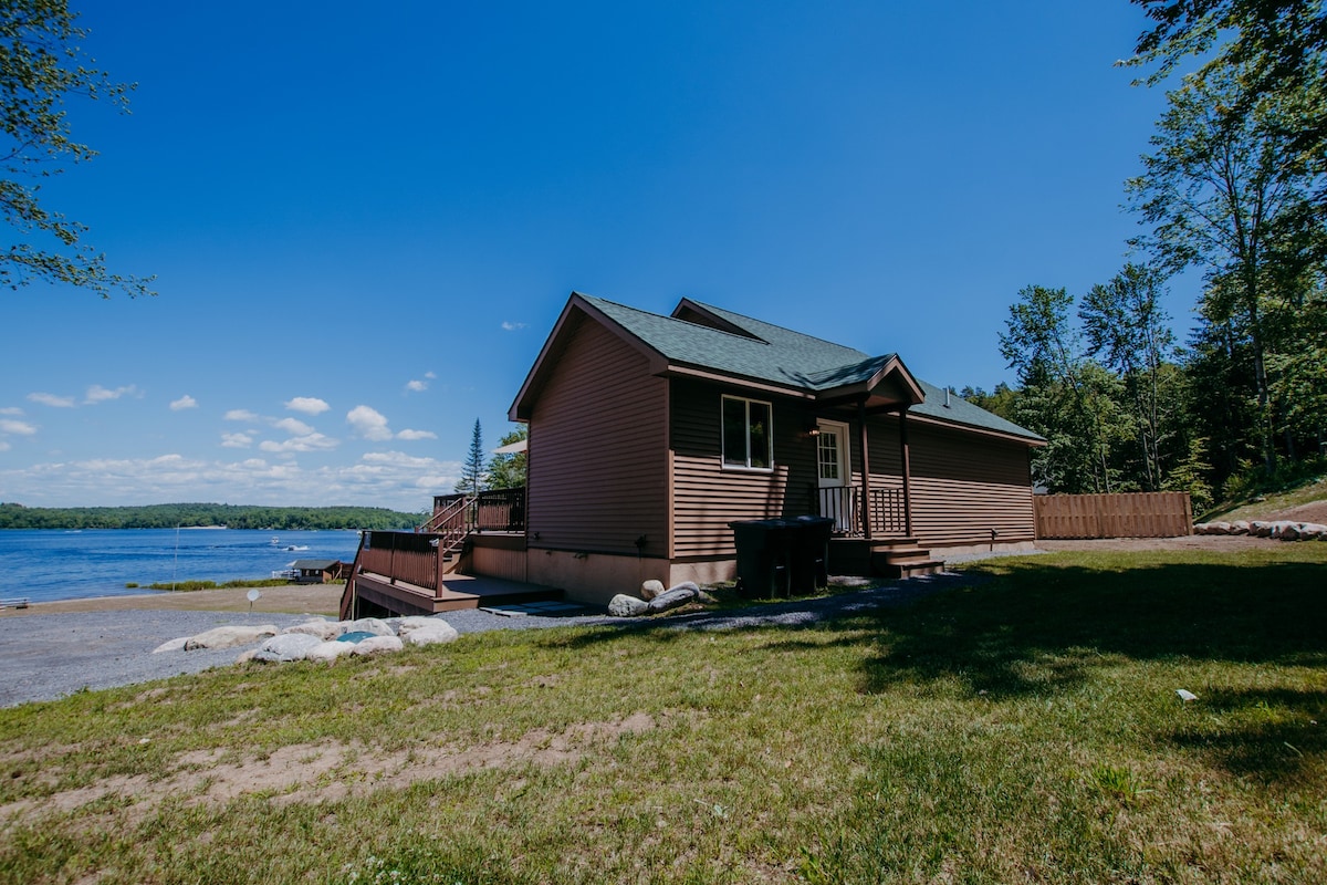 湖景小屋~湖畔住宿，可前往欣克利湖（ Hinckley Lake ）