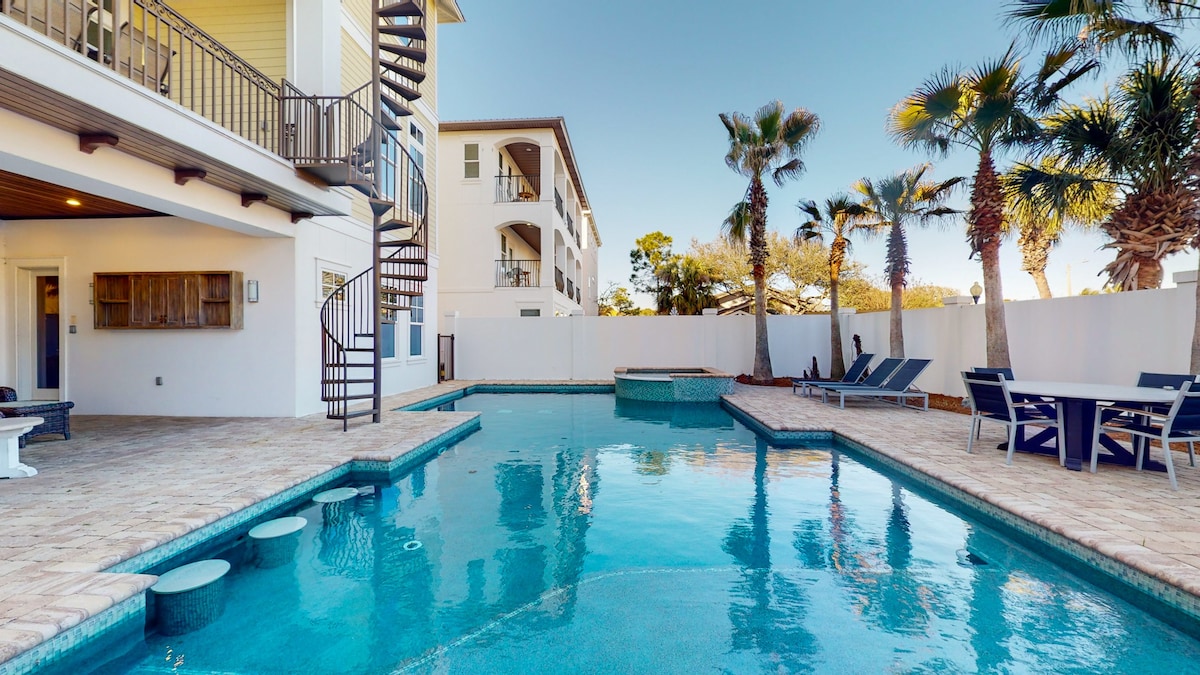 Huge Pool & Summer Kitchen! Game Room & Pool Table