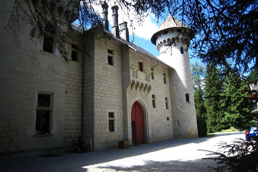 周边塞里埃城堡（ Serrières-en-Chautagne ） ，带露台