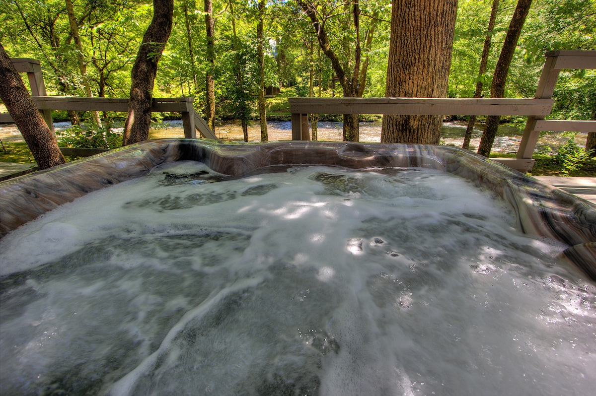 Living Waters ：带热水浴缸的溪畔小木屋