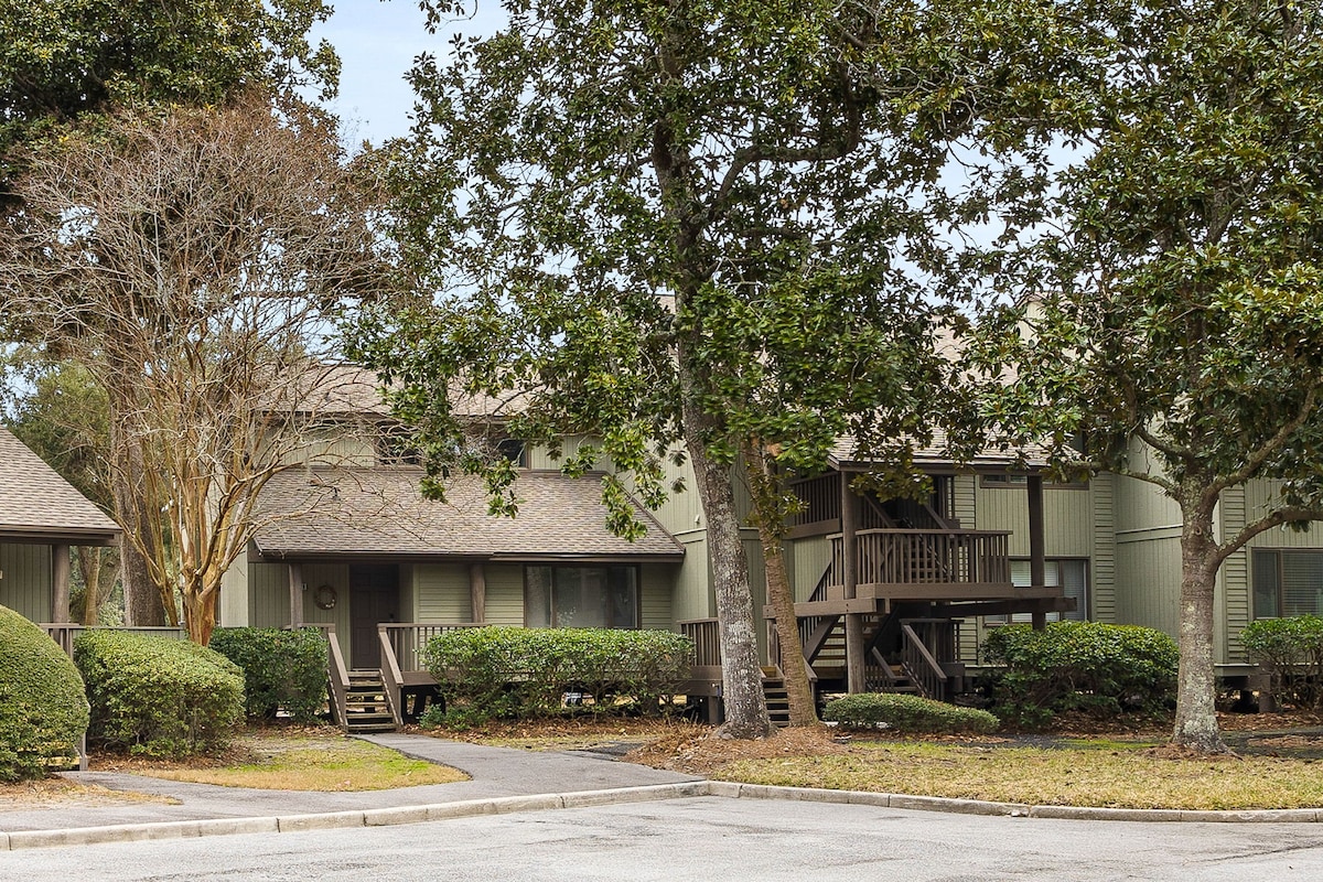 1380 Fairway Oaks: Lovely Golf Views, Near Beach!