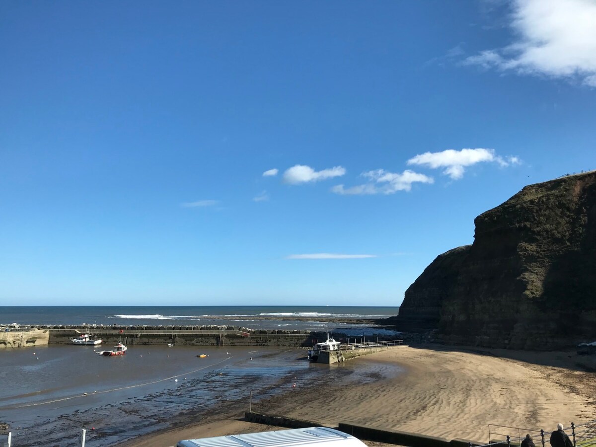 LetAway - Captain Cook's Cottage, Staithes