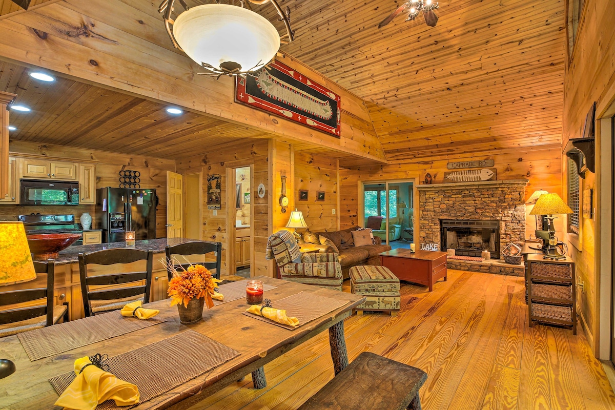 Cozy Cabin w/ Deck, Walk to Wildcat Creek & Dining