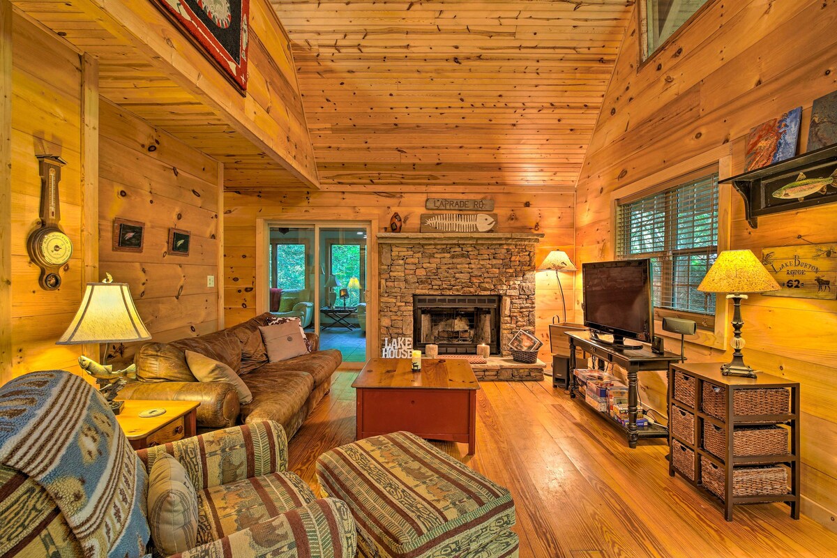 Cozy Cabin w/ Deck, Walk to Wildcat Creek & Dining