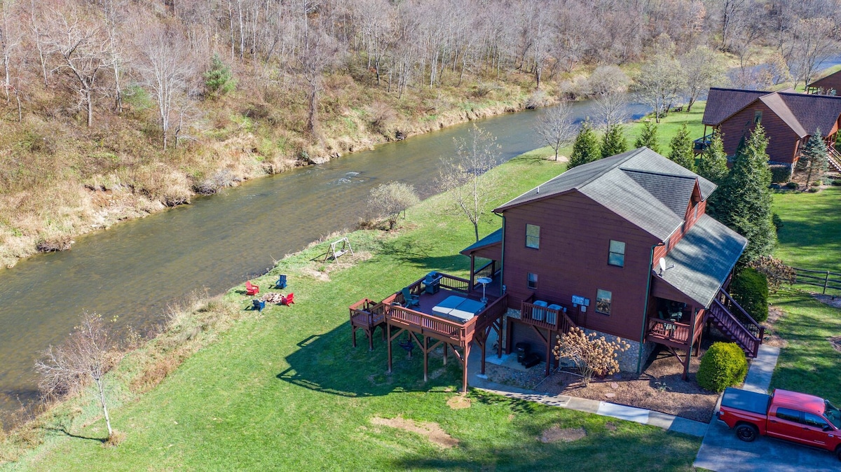 Riverbend Retreat - River frontage and hot tub!