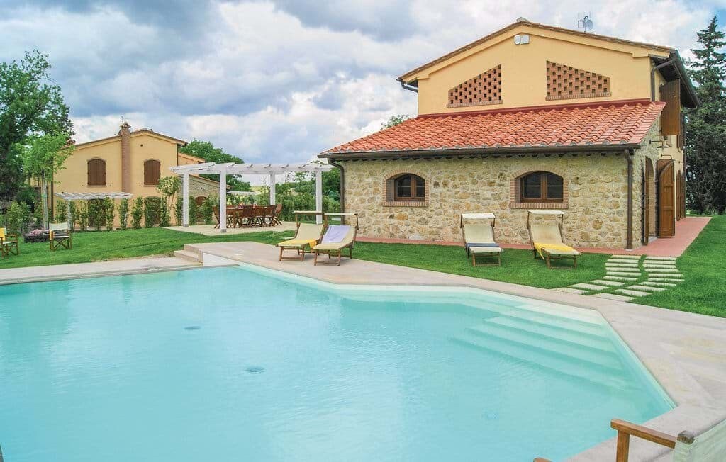 Marvelous Villa Set on the Green Tuscan Hills