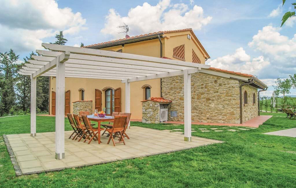 Marvelous Villa Set on the Green Tuscan Hills