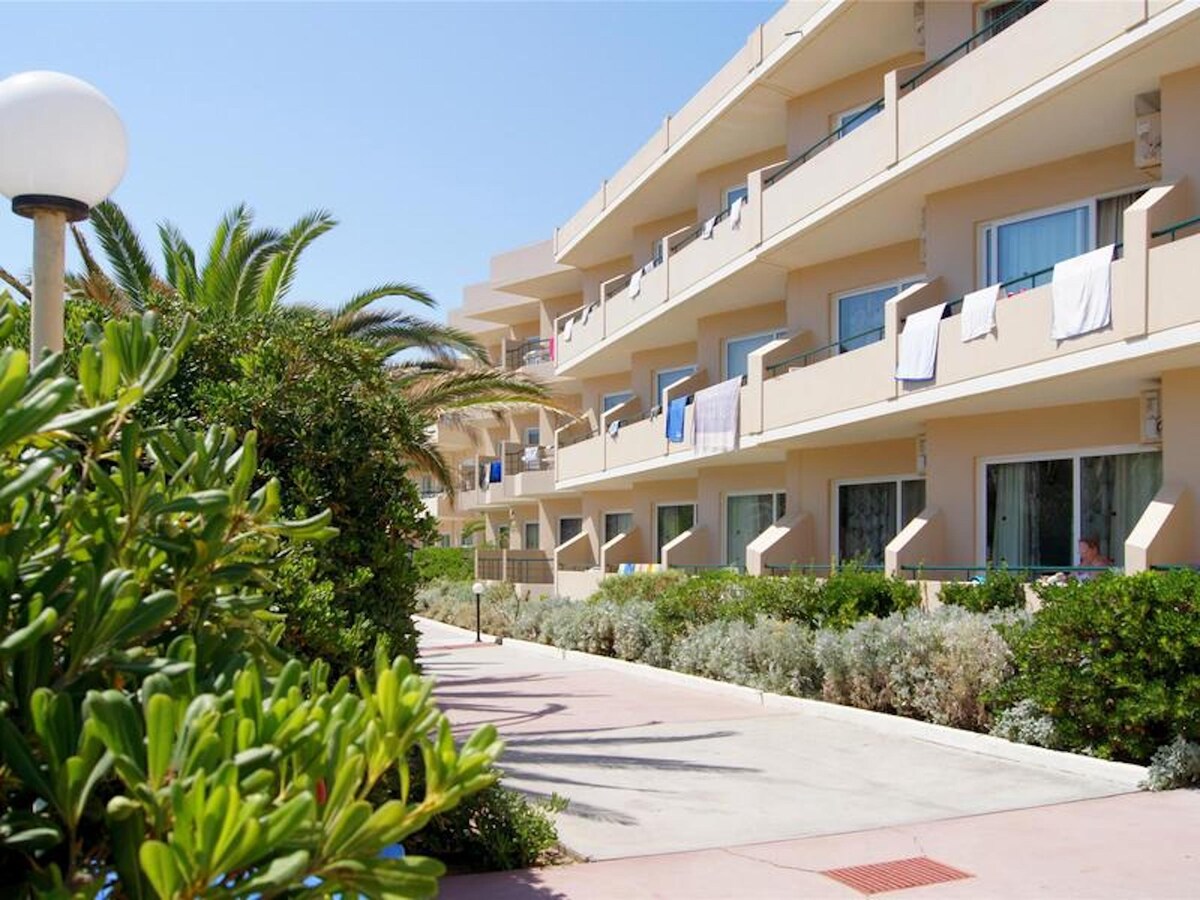 Apartment for 3 persons, with swimming pool, near the beach