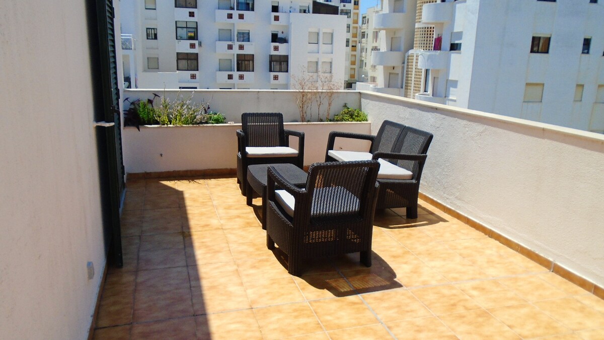 Armação de Pêra的2卧室公寓，距离海滩250米，可欣赏海景、共用泳池和装潢花园