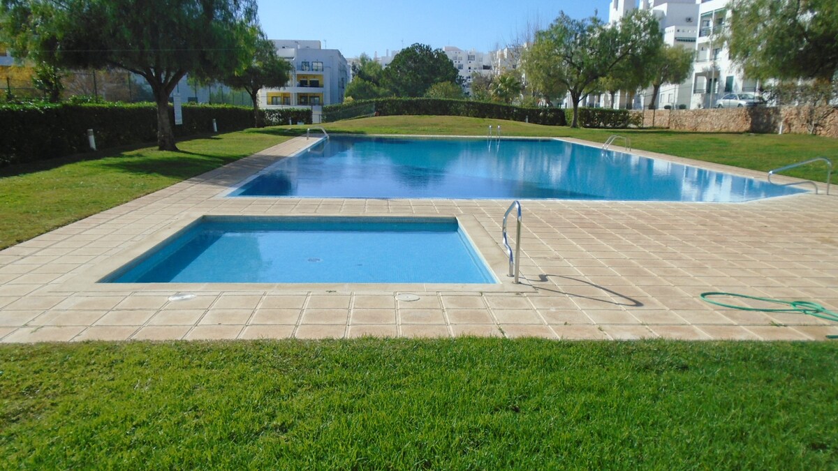 Armação de Pêra的2卧室公寓，距离海滩250米，可欣赏海景、共用泳池和装潢花园