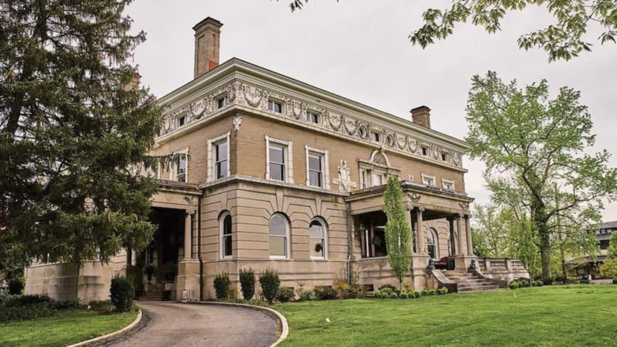 The Carriage House Loft at Marion Hall Mansion *