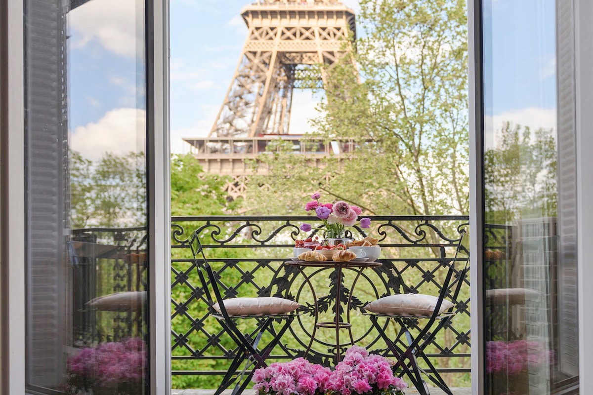 享受壮丽时尚的埃菲尔铁塔（ Eiffel Tower ）闪闪发光！