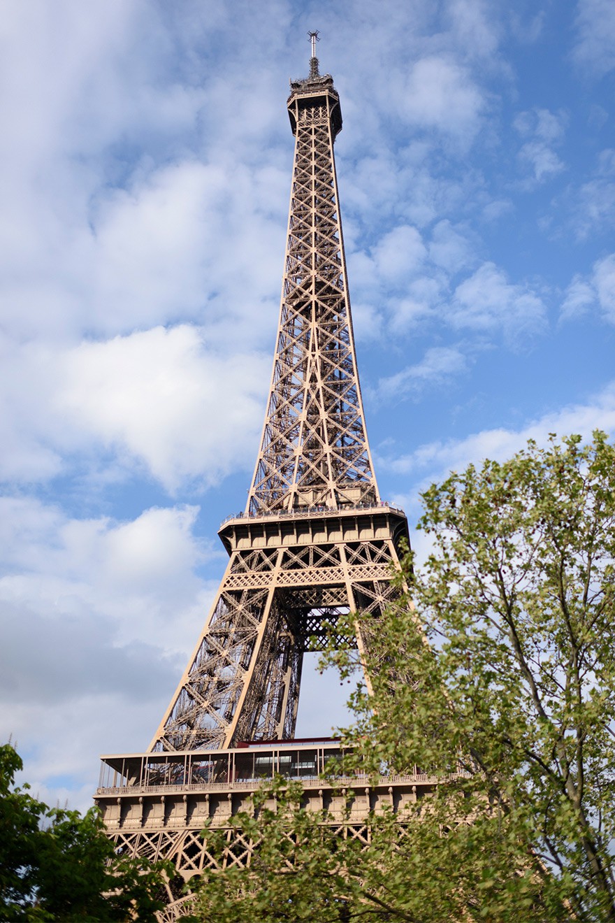 享受壮丽时尚的埃菲尔铁塔（ Eiffel Tower ）闪闪发光！