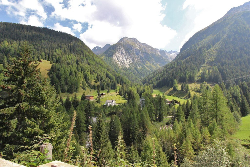 Holiday Home in Binntal near Lengtal Deck