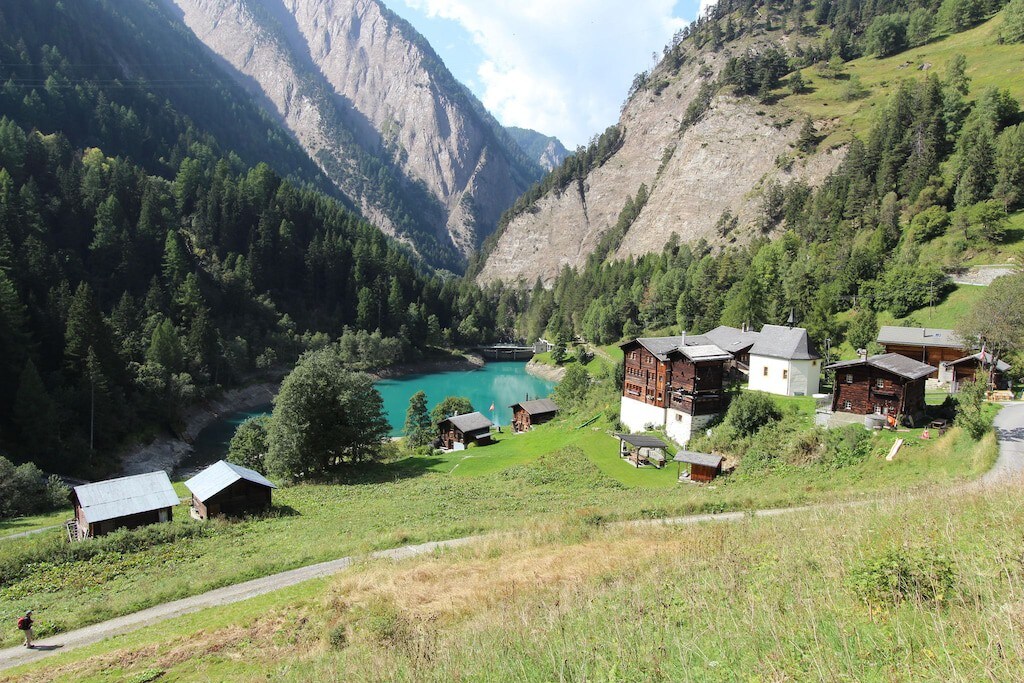 Holiday Home in Binntal near Lengtal Deck