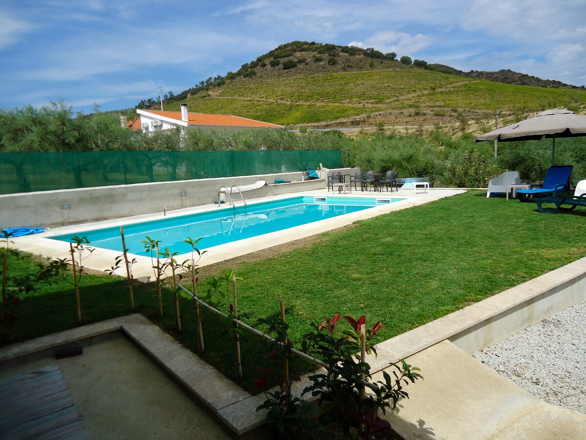 Villa for 7 ppl. with shared pool at Lodões