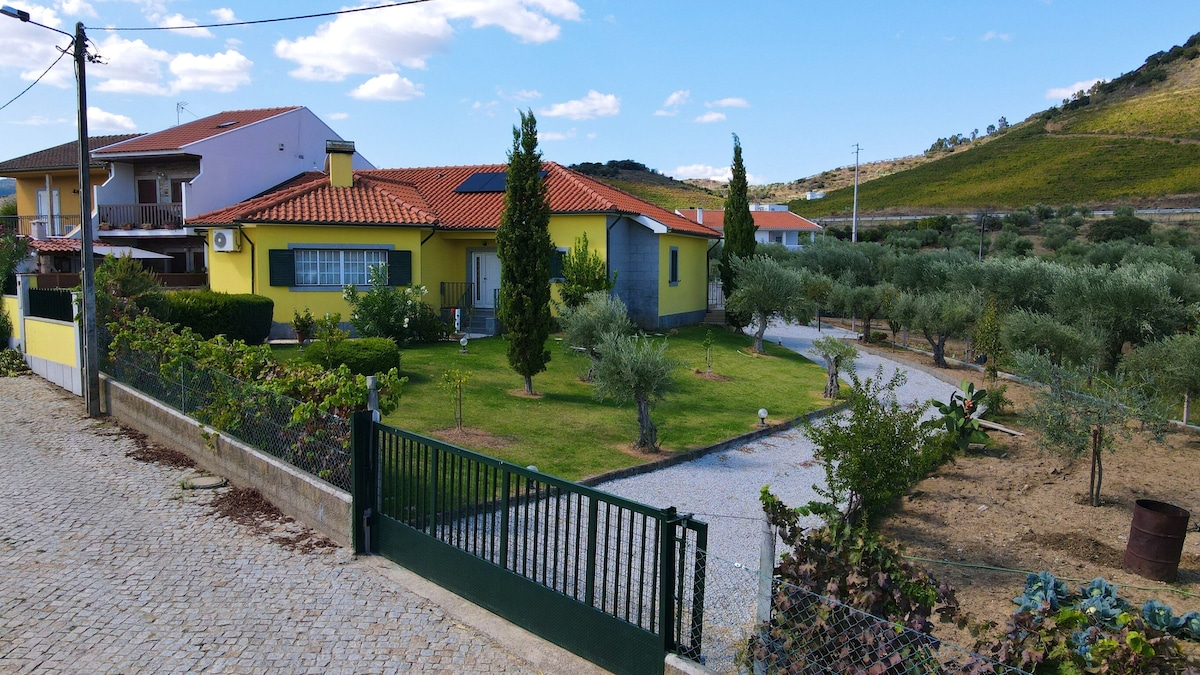 Villa for 7 ppl. with shared pool at Lodões