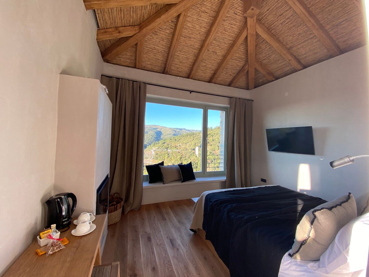 Deluxe Room with Mountain View & Fireplace