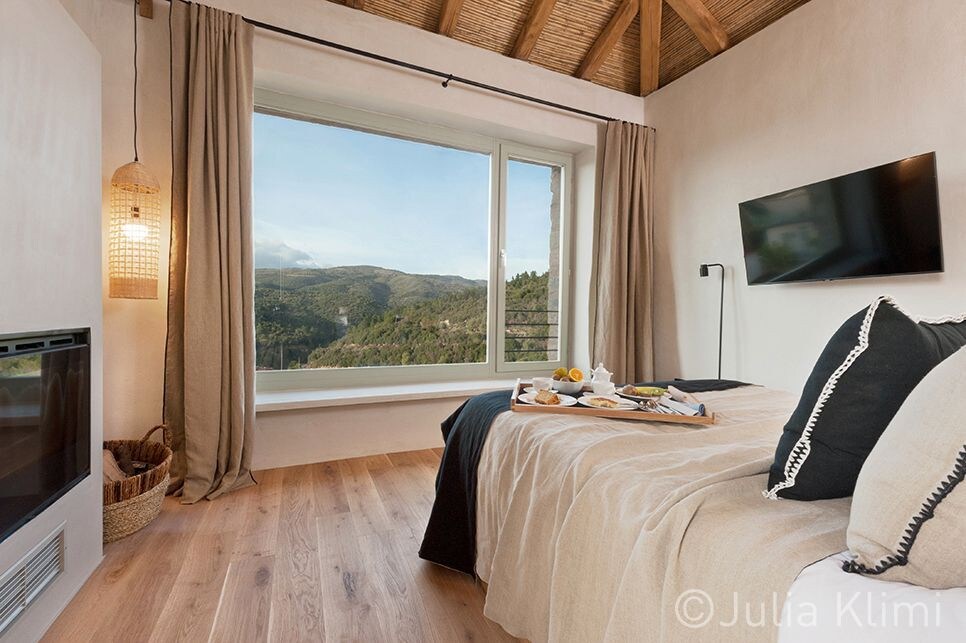 Deluxe Room with Mountain View & Fireplace