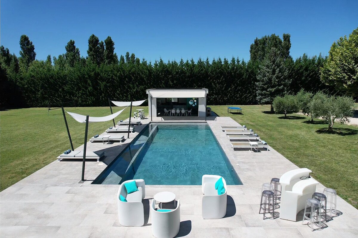 普罗旺斯农舍，设有温水游泳池，毗邻S