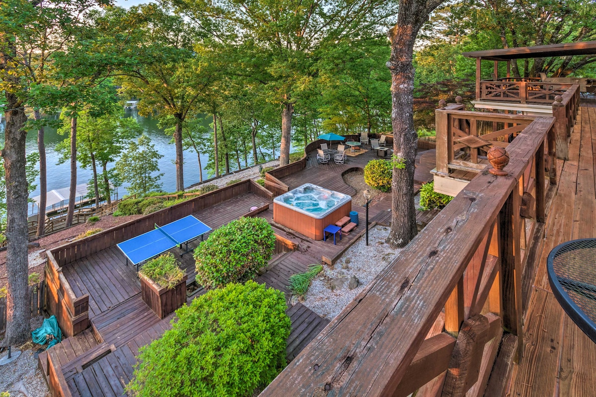 Luxe Lakehouse: Boat Dock, Hot Tub & Kayaks!