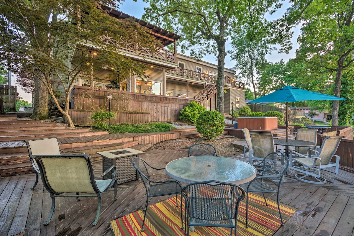 Luxe Lakehouse: Boat Dock, Hot Tub & Kayaks!