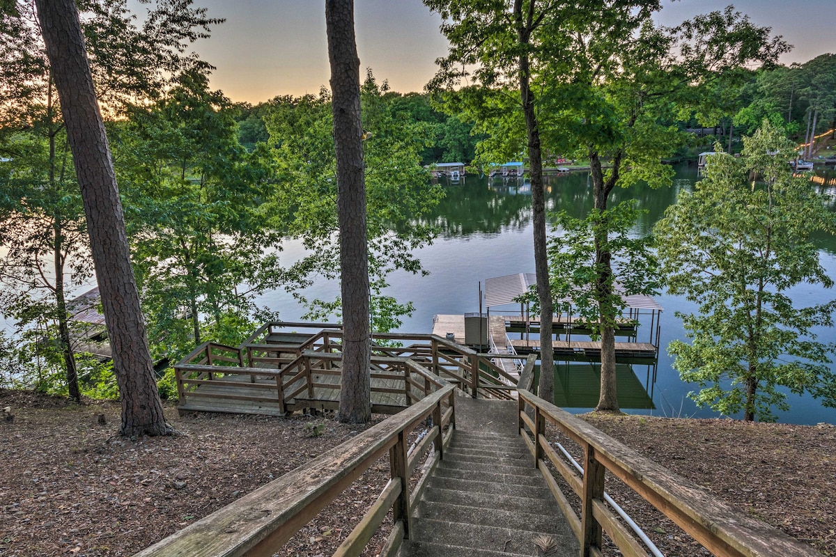 Luxe Lakehouse: Boat Dock, Hot Tub & Kayaks!