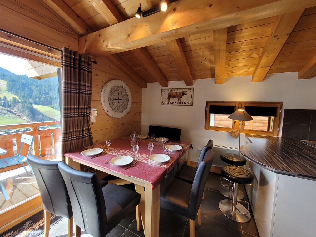 Chalet en surplomb du village, idéal pour famille