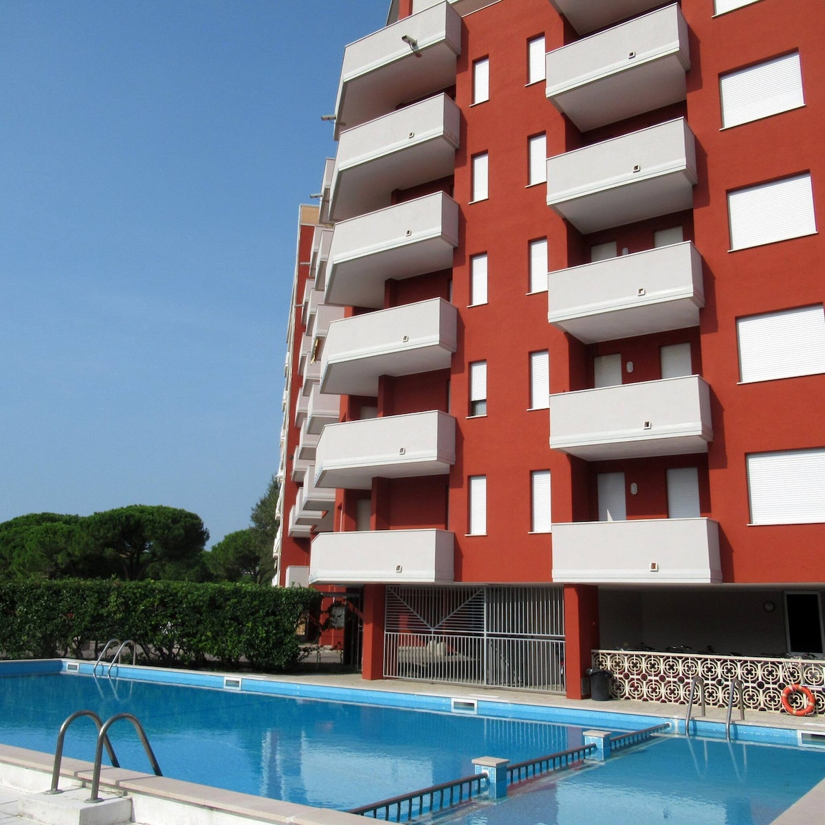 Moderno appartamento per 6 con piscina in comune