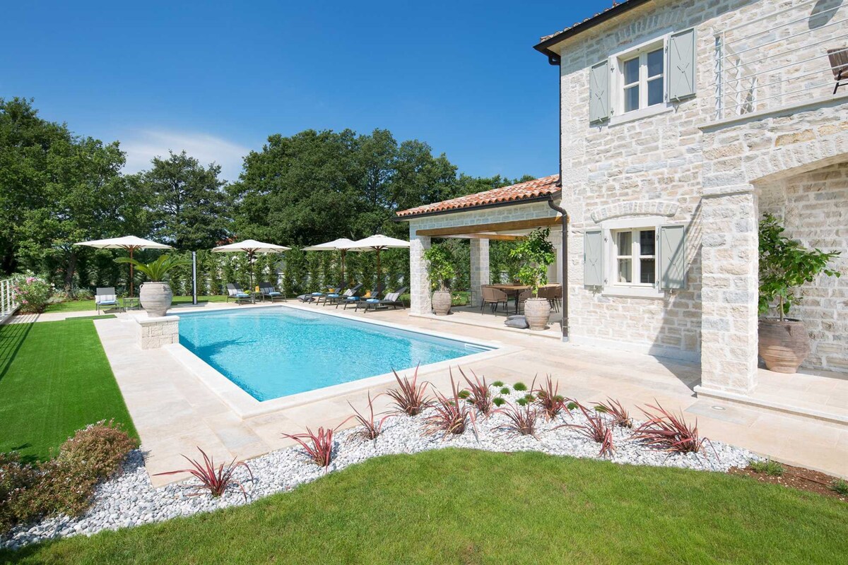 Villa Romanza with Pool
