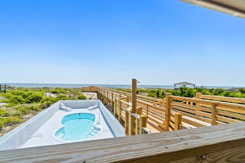 A Coconut Hut, heated pool, ocean front on Caswell