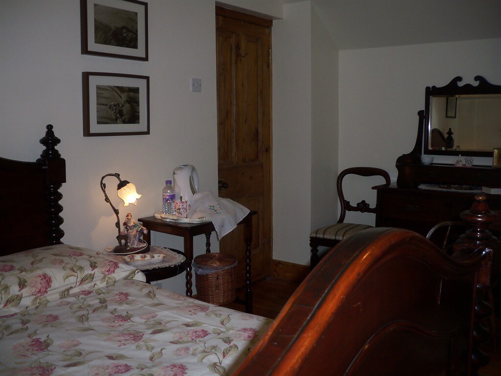 Family room-Ensuite with Bath-Garden View-1