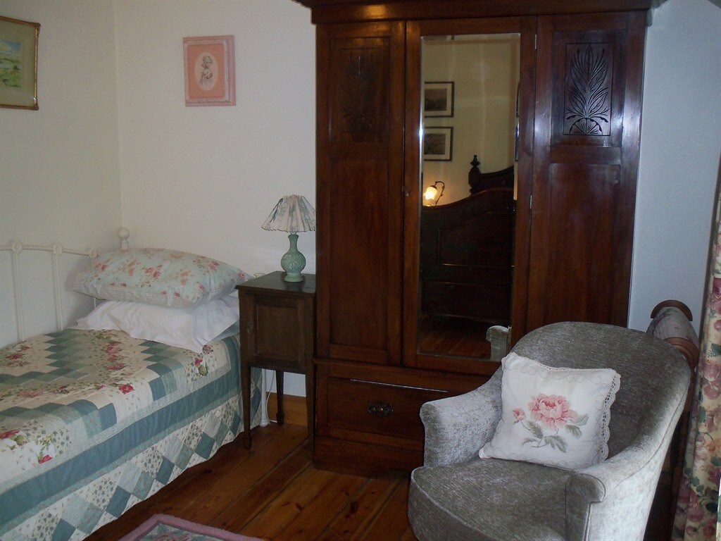 Family room-Ensuite with Bath-Garden View-1