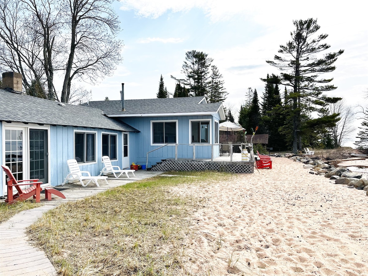 Beach House - Cottage right on Lake Superior with