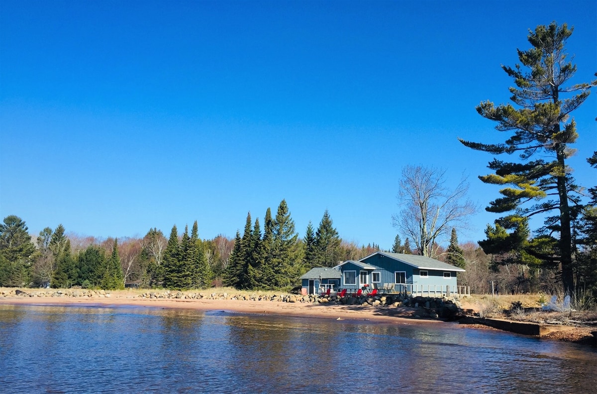 Beach House - Cottage right on Lake Superior with