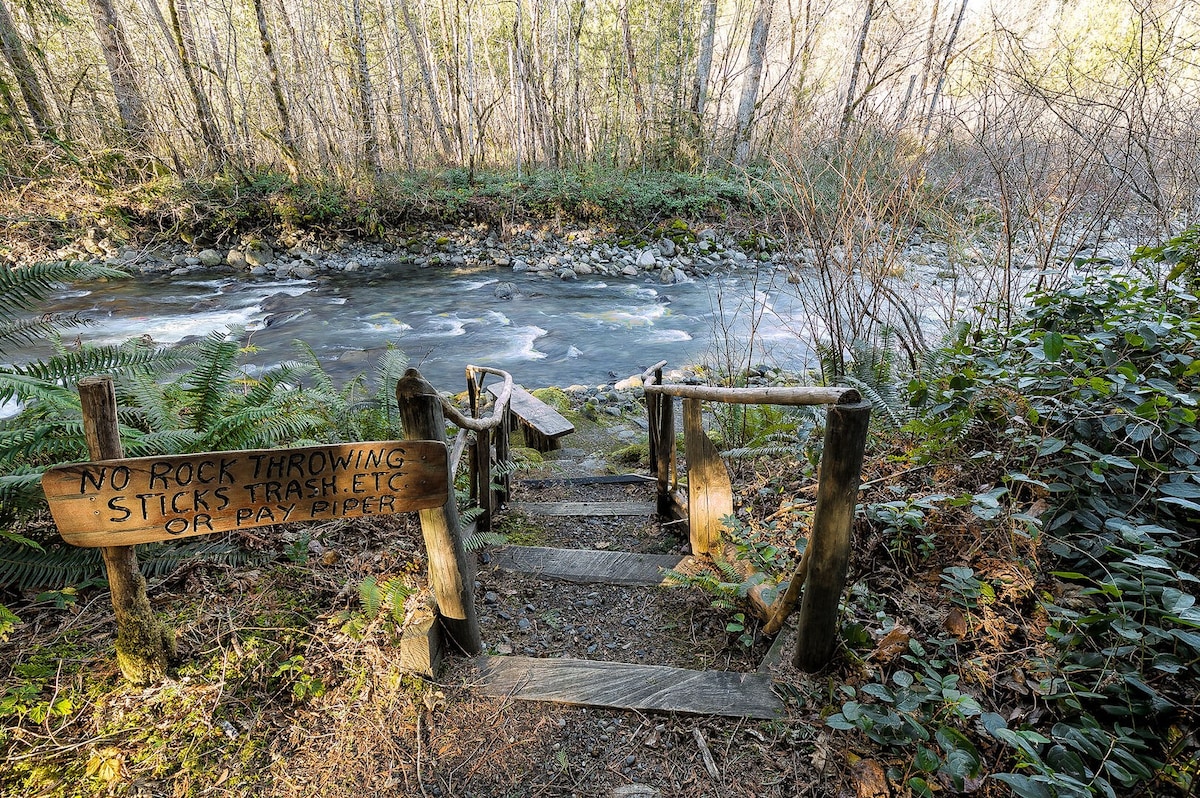 Wallace River Retreat ：河滨占地，带热水浴缸