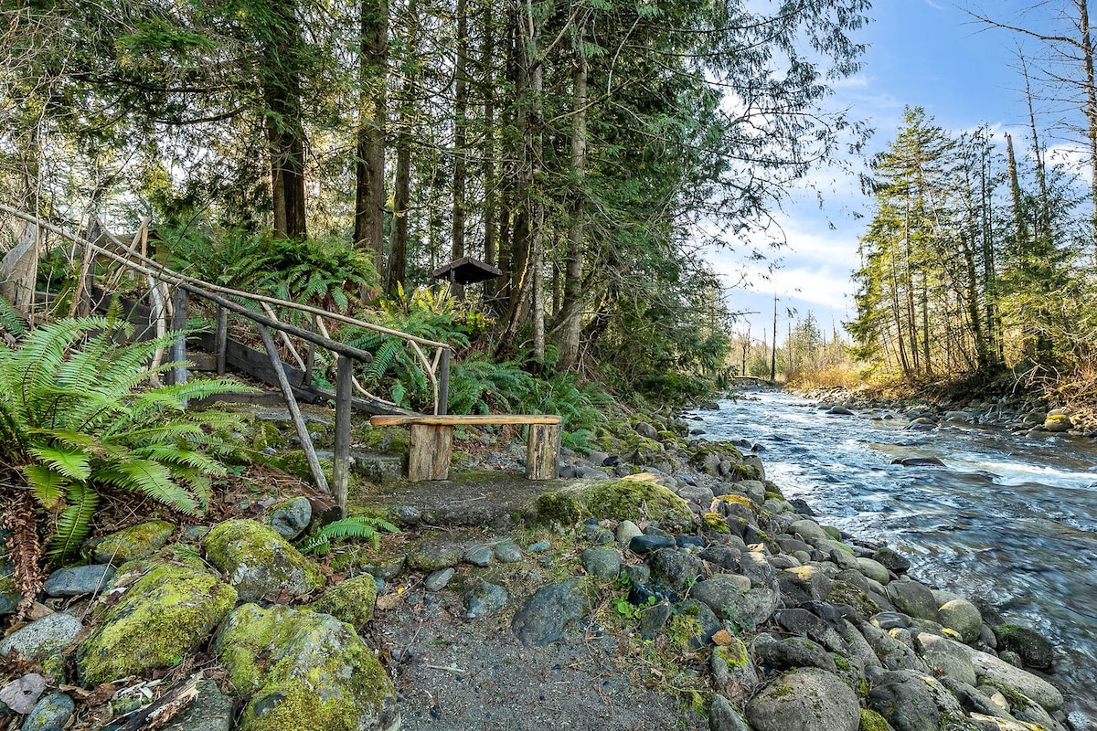 Wallace River Retreat ：河滨占地，带热水浴缸