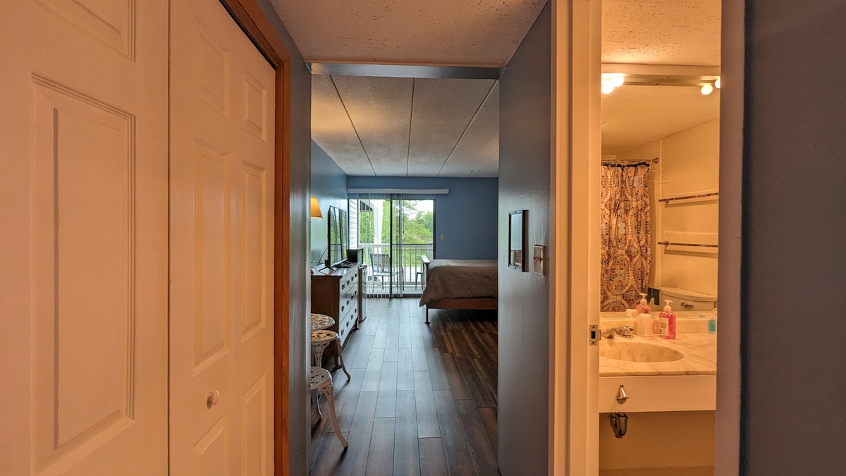 Cedar Lodge 211 A Room with a Balcony!