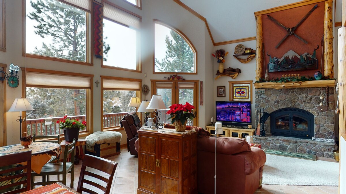 Views | Hot Tub | Fireplace | Scenic Serenity