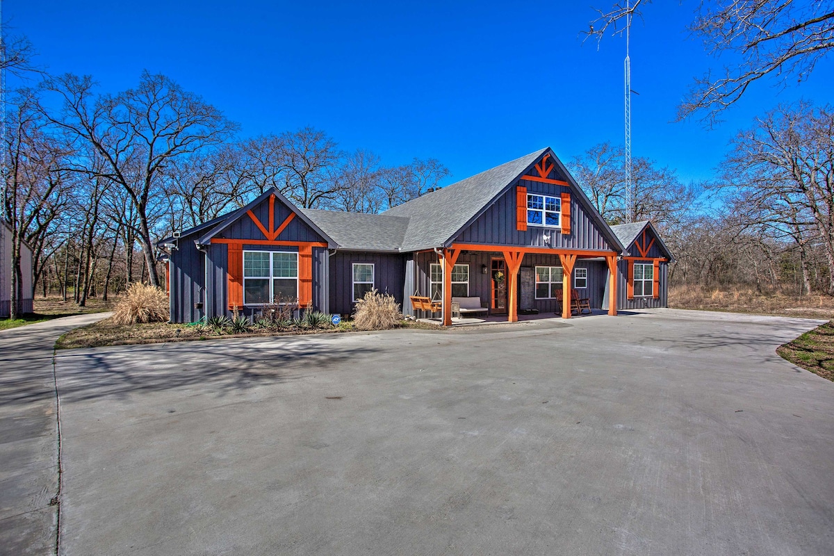 Comfy Home w/ Deck: 6 Minutes to Lake Tawakoni