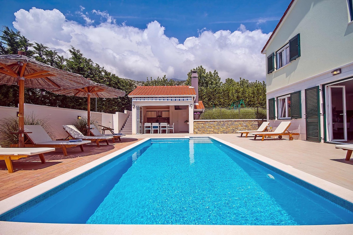 Villa Stozak, private heated pool, cinema , sauna