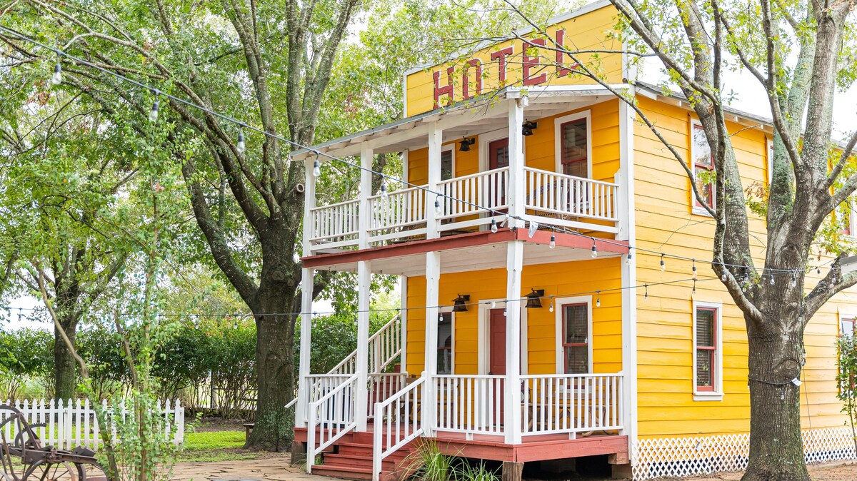 Historic Yellow Hotel, Private Romantic Getaway, C