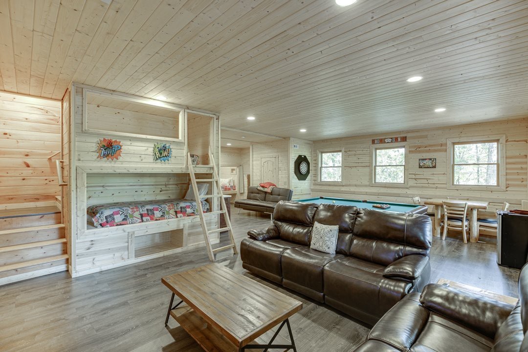 Deluxe Cabin For Groups Near Helen with Hot Tub