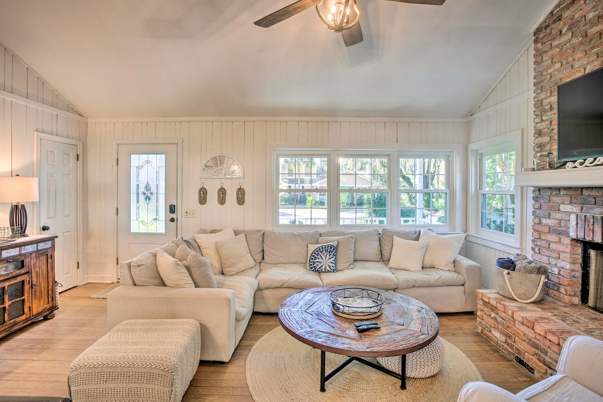 Charming Simons Cottage w/ Porch: Half Mi to Beach